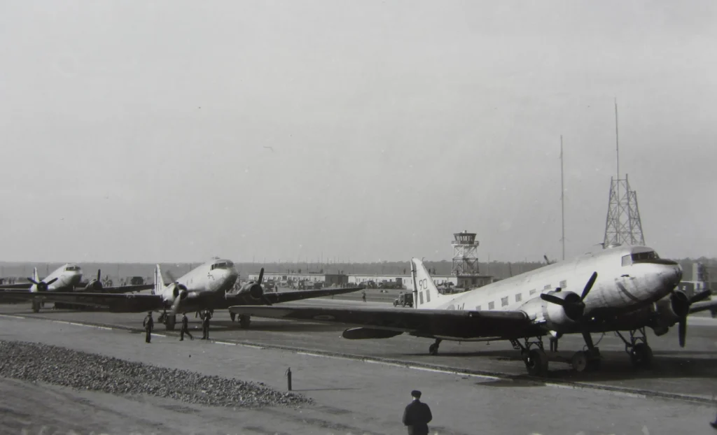 Drei Flugzeuge in Reihe auf einem Flugfeld